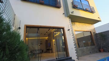 Vista frontal de la propiedad