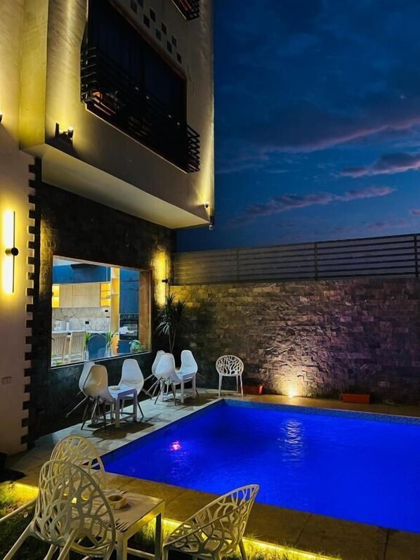 雨淋花灑、風筒、拖鞋、坐浴桶