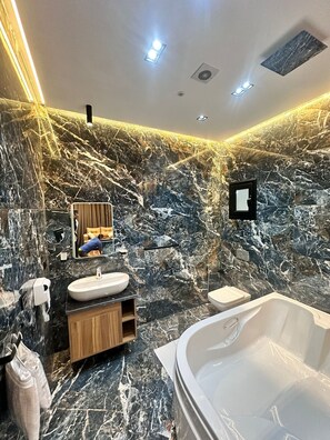 Chambre Supérieure, 1 grand lit 1 place | Salle de bain | SÚche-cheveux, chaussons