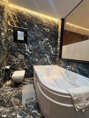 Rainfall showerhead, hair dryer, slippers, bidet - Farida Palace (Luxor)