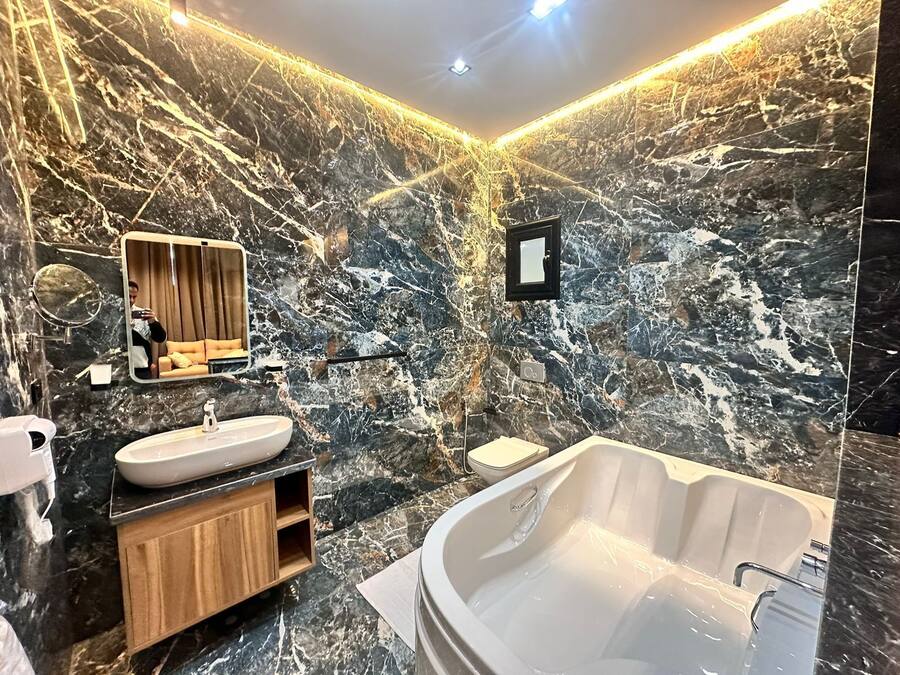Habitació superior, 1 llit individual gran | Bany | Capçal de dutxa tipus cascada, assecador de cabells, sabatilles i bidet