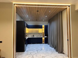 Habitación superior, 1 cama individual grande | Zona de estar | Televisión de pantalla plana de 40 pulgadas con canales por cable