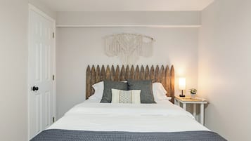 2 bedrooms, iron/ironing board, WiFi (free), bed sheets