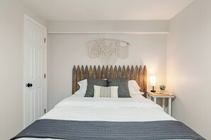 2 bedrooms, iron/ironing board, WiFi (free), bed sheets