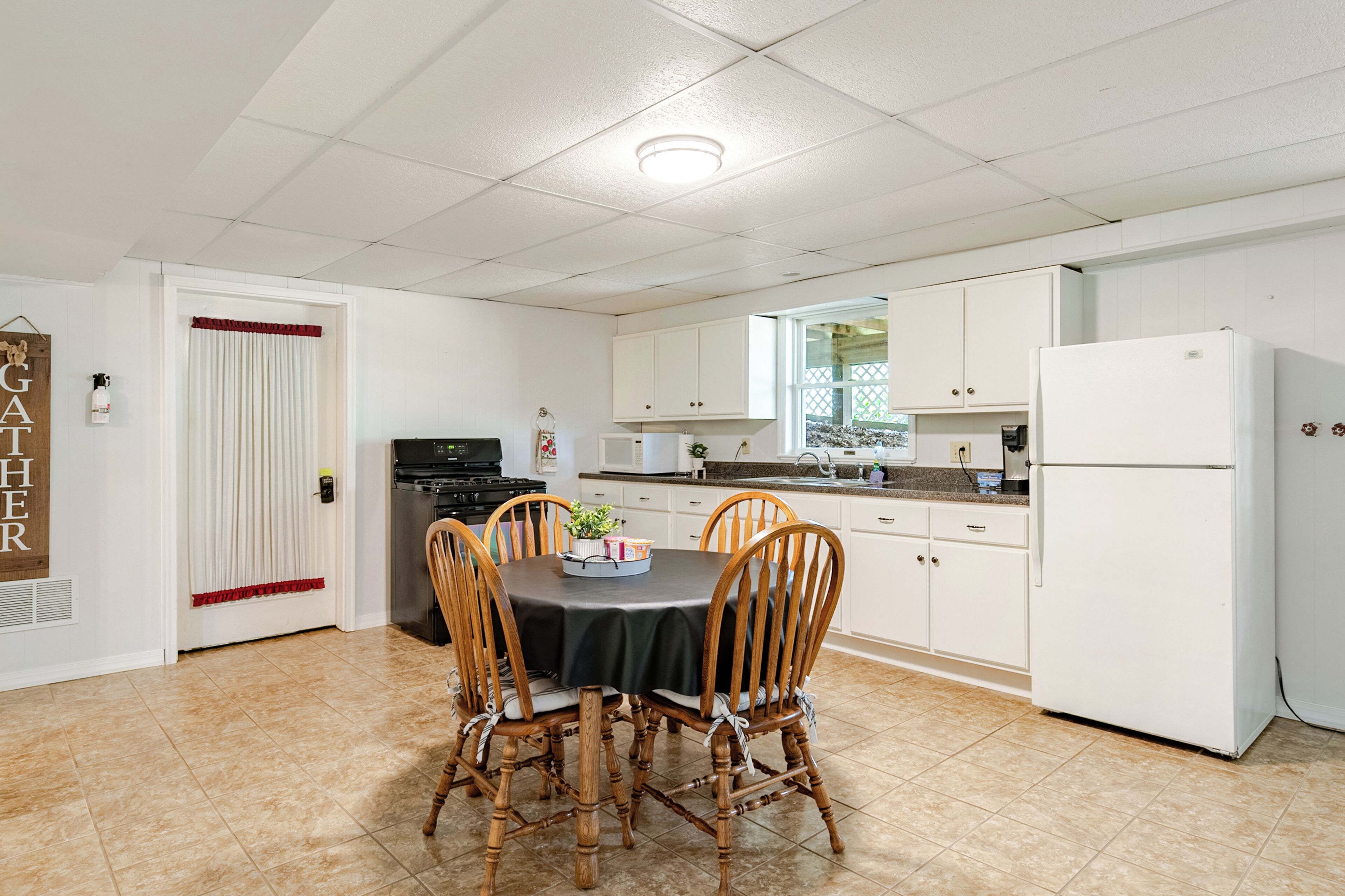 Coffee/tea maker, fridge, microwave, oven