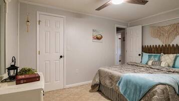 2 bedrooms, iron/ironing board, free WiFi, bed sheets