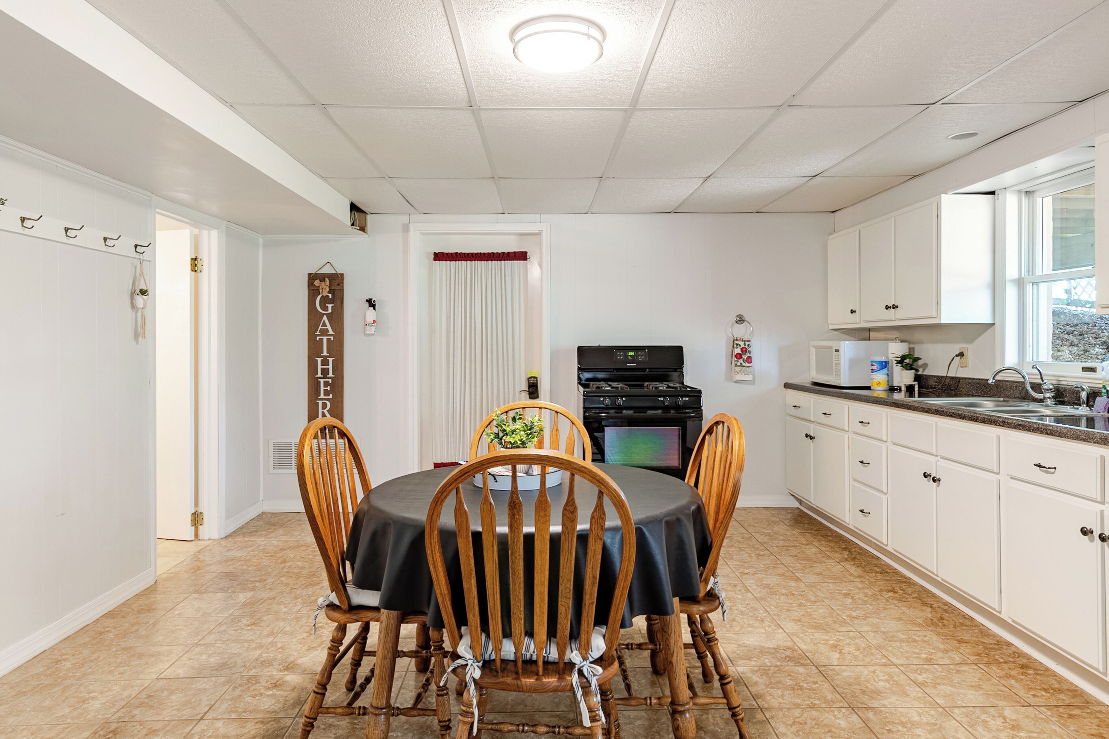 Coffee/tea maker, fridge, microwave, oven