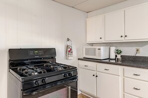 Cafetera y tetera, refrigerador, microondas y horno 