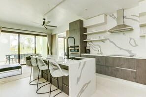 Kjøleskap, mikrobølgeovn, ovn og kokeplater