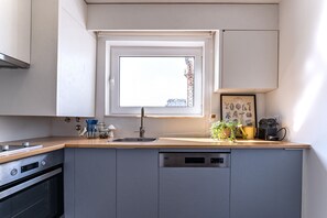 Kylskåp, mikrovågsugn, ugn och diskmaskin
