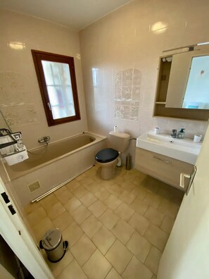 Asciugacapelli, bidet, asciugamani, sapone