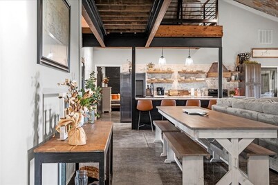 Bourbon Barndominium Bonanza! Golf Simulator+Theater+Hot Tub+Sports Bar+Arcade