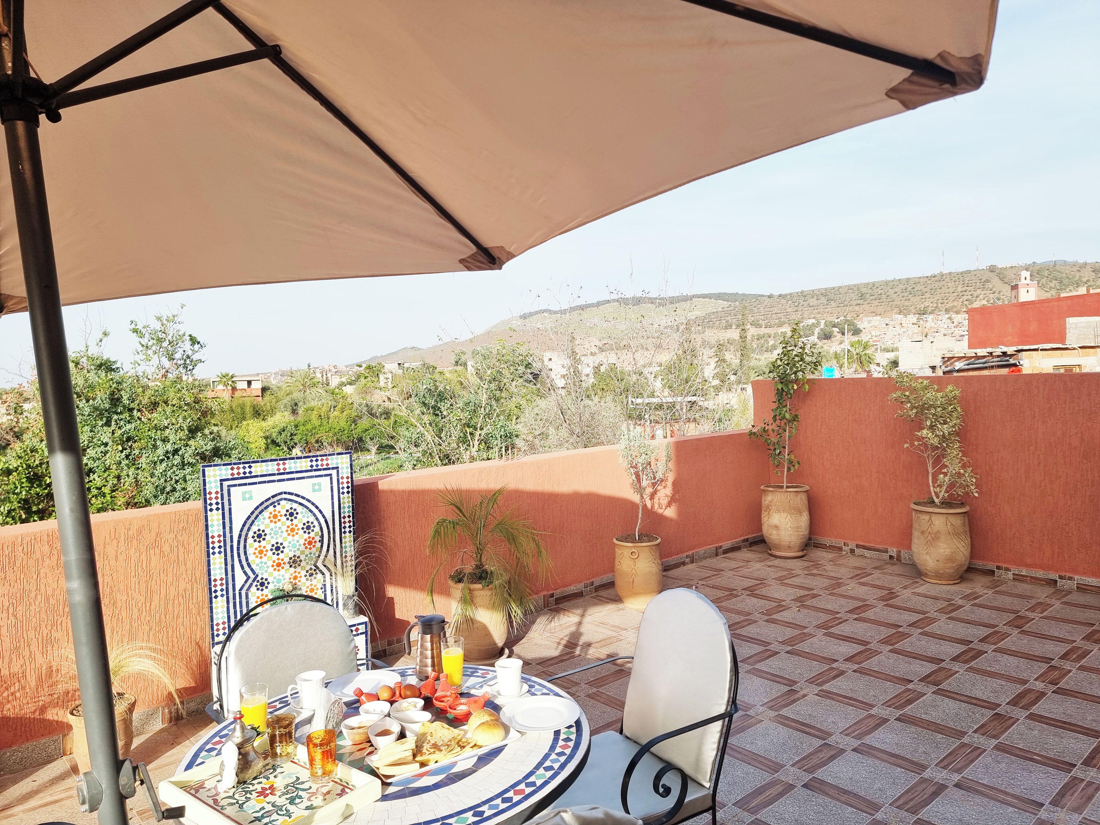 Petit déjeuner composé de spécialités régionales (6 EUR par personne)