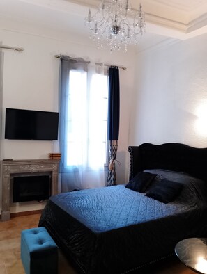 1 chambre, fer et planche à repasser, draps fournis