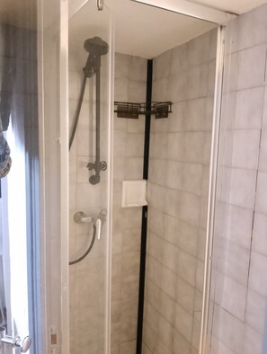 Sèche-cheveux, serviettes fournies, savon, papier toilette