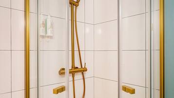 Superior tweepersoonskamer | Badkamer | Een douche, handdoeken