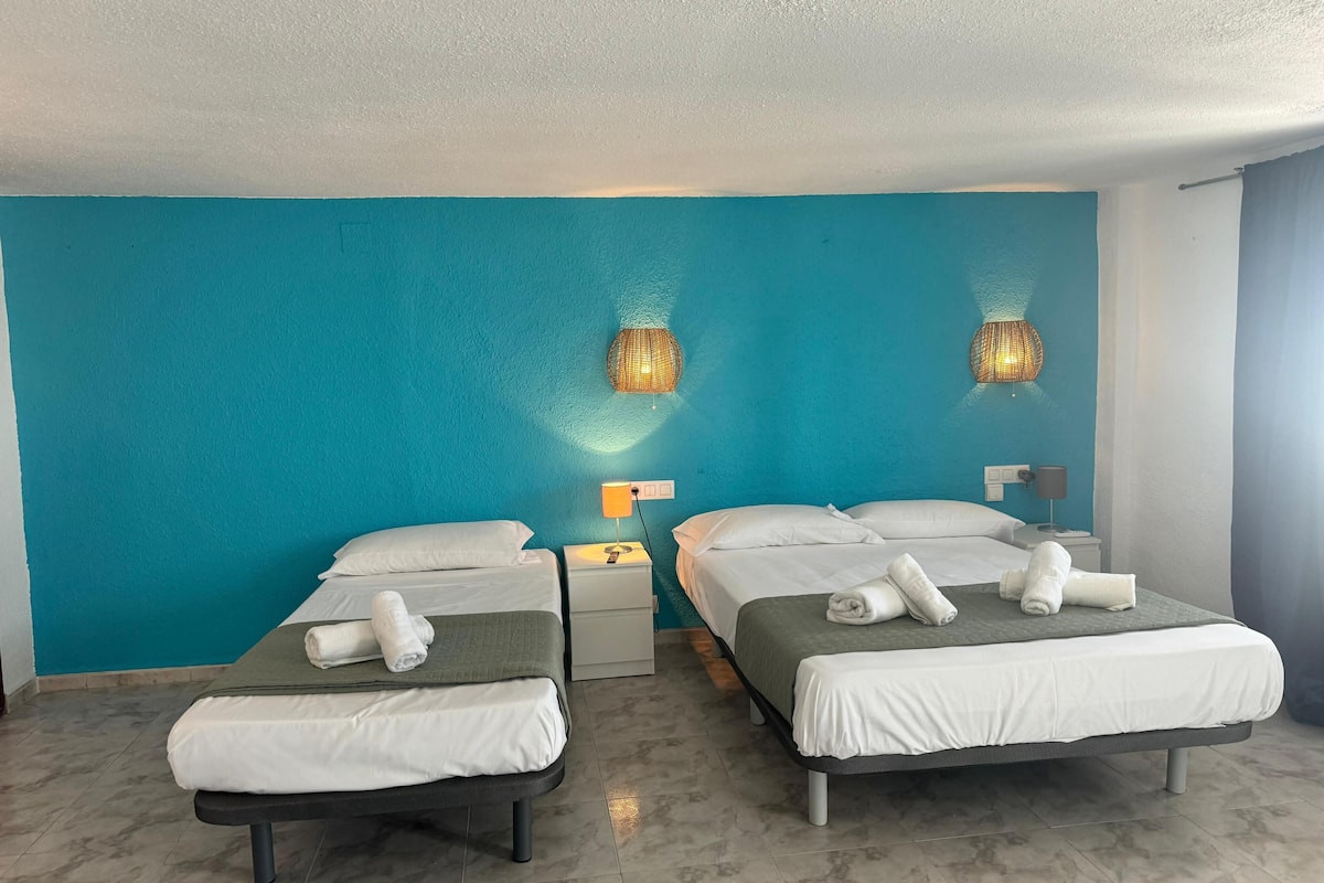 Panoramic-Vierbettzimmer, Mehrere Betten, Meerblick | Badezimmer | Dusche, Handtücher