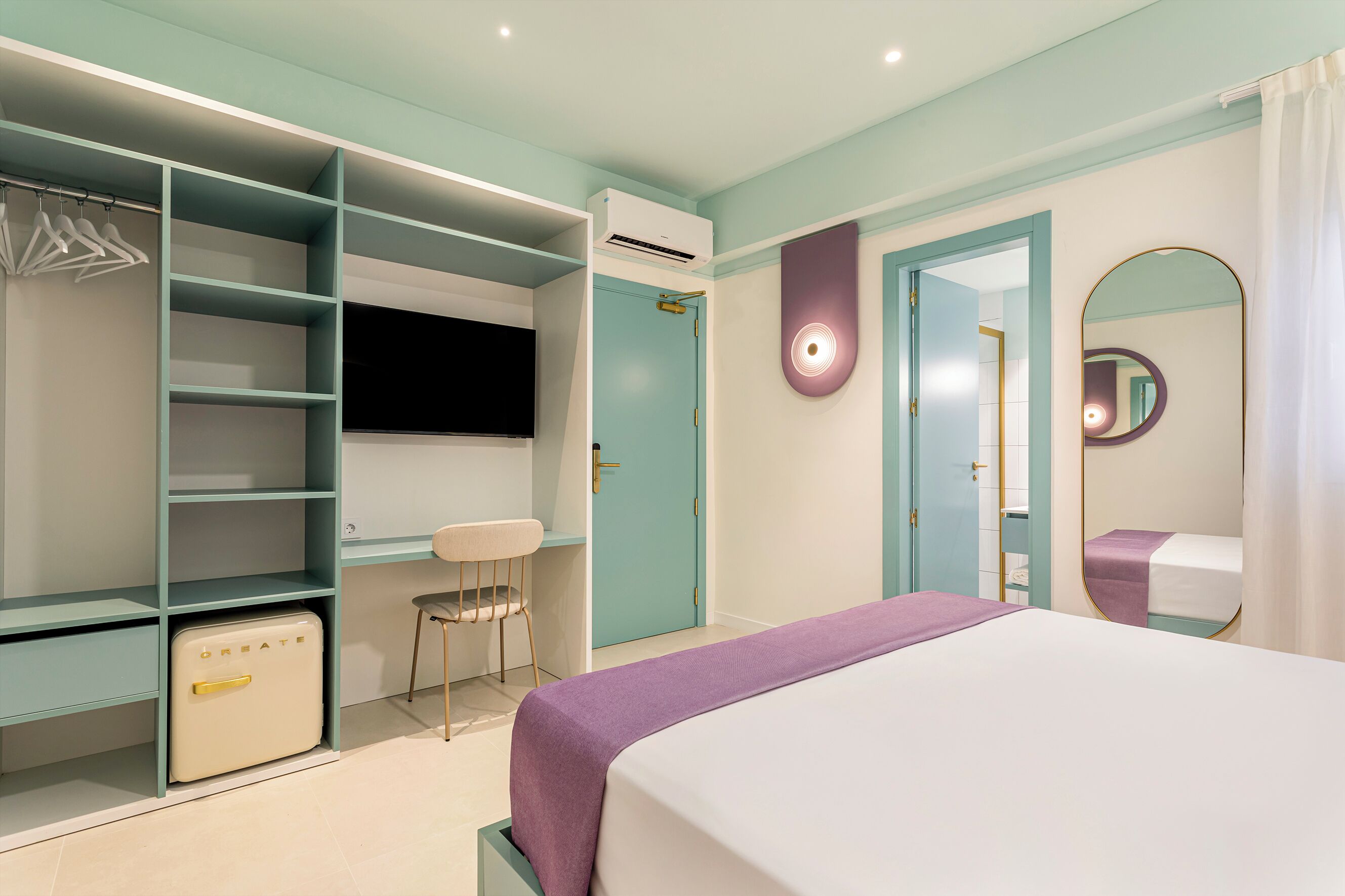 Une chambre à coucher avec un lit, une armoire, un bureau et une chaise.