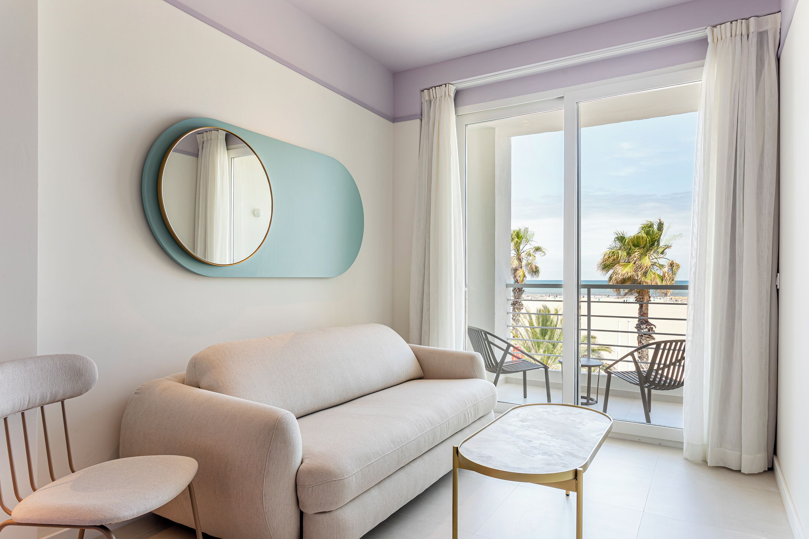Habitación cuádruple panorámica, 1 cama Queen size y sofá cama, vista al mar | Edredón, wifi gratis y ropa de cama 