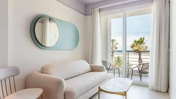 Habitación cuádruple panorámica, 1 cama Queen size y sofá cama, vista al mar | Edredón, wifi gratis y ropa de cama