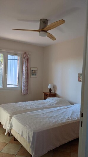 3 bedrooms, iron/ironing board, internet, bed sheets