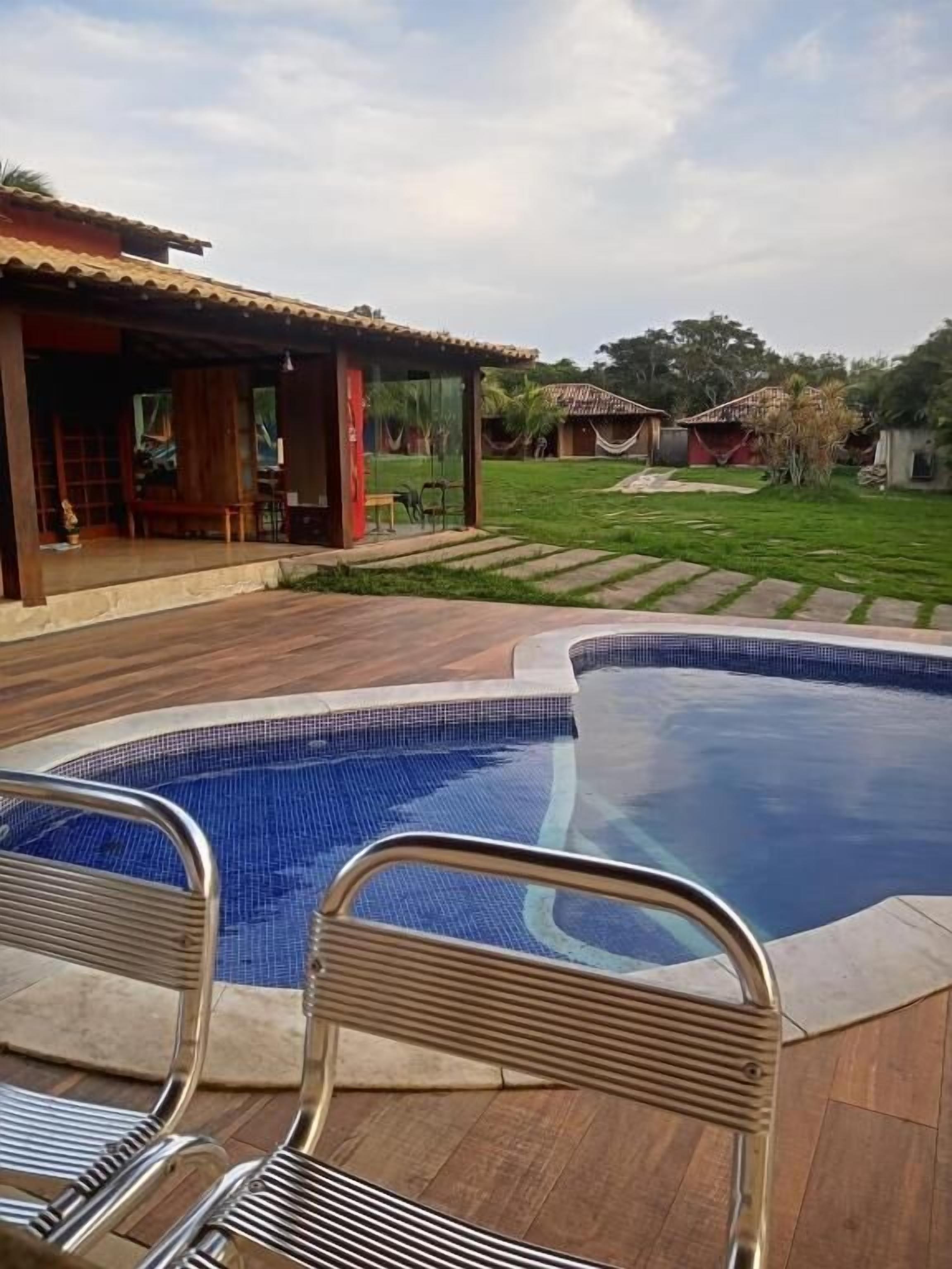 15 piscinas externas, funciona das 10h às 22h, guarda-sóis