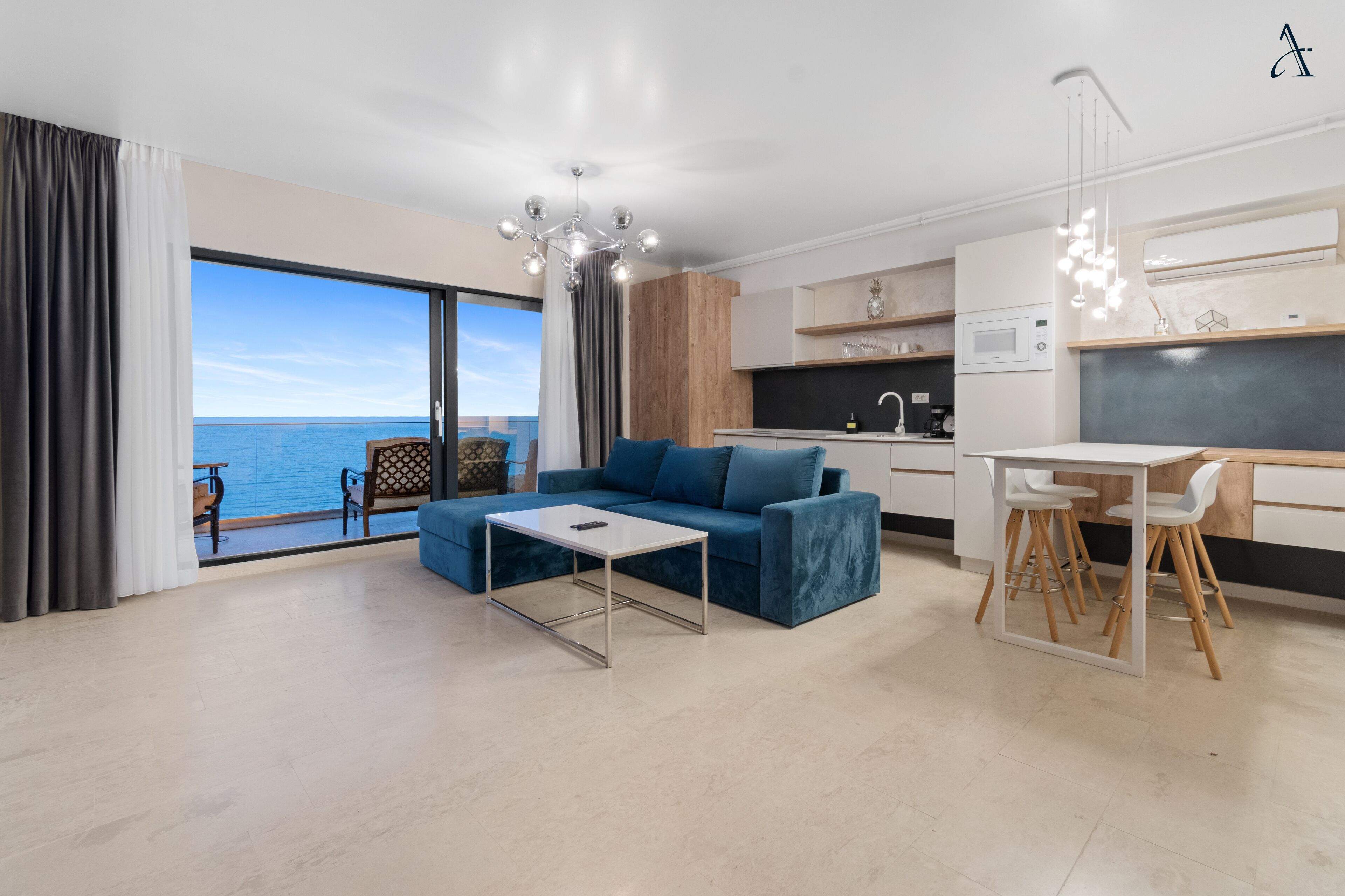 Apartamento superior | Zona de estar | Una televisión de pantalla plana