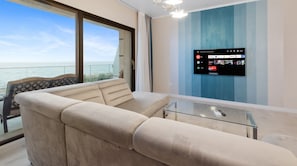 Superior-Apartment | Wohnbereich | Flachbildfernseher