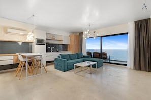 Panoramic-Apartment | Wohnbereich | Flachbildfernseher