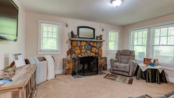 Téléviseur connecté, lecteur de DVD, livres, sélection de films