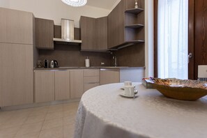 Jääkaappi, mikroaaltouuni, kahvin-/teenkeitin, vedenkeitin