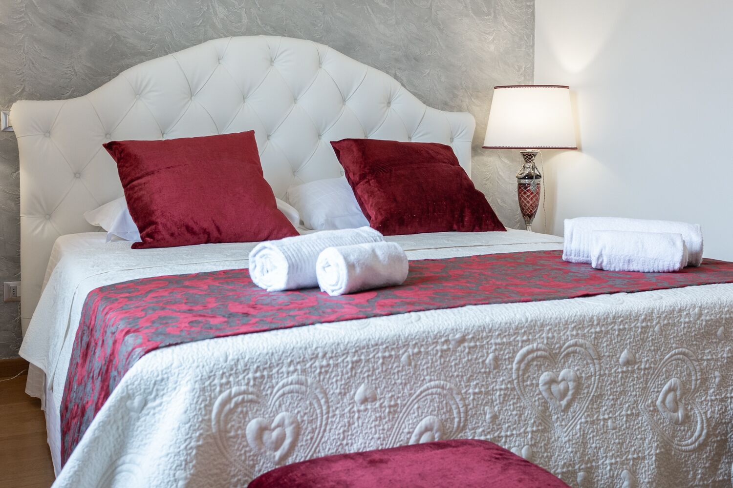 2 sovrum, skrivbord, strykjärn/strykbräda och resesäng