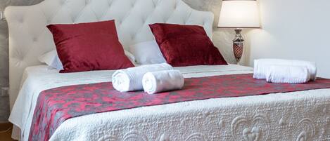 2 sovrum, skrivbord, strykjärn/strykbräda och resesäng