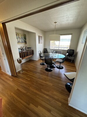 Dining - Delightful 2-bedroom house in Reno with AC, WiFi (Reno)