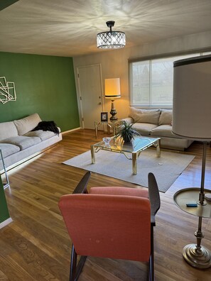 Living area - Delightful 2-bedroom house in Reno with AC, WiFi (Reno)