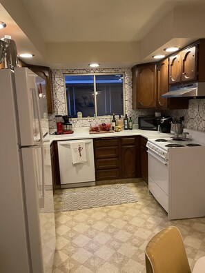 Private kitchen - Delightful 2-bedroom house in Reno with AC, WiFi (Reno)