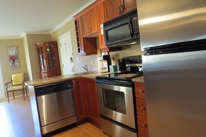 Fridge, microwave, stovetop, dishwasher