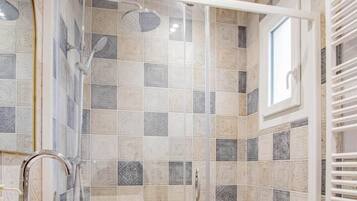 Een douche, handdoeken