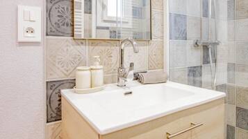 Een douche, handdoeken