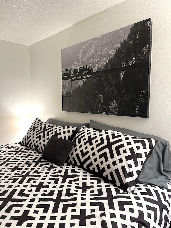 1 bedroom, desk, WiFi, bed sheets