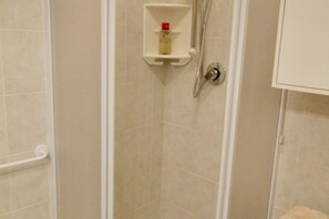 Regadera, bidet, toallas 