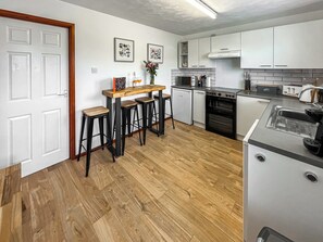 Lava-louças, cadeirão de bebê, talheres/pratos/utensílios de cozinha