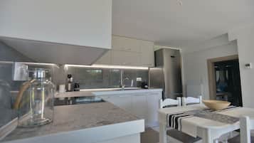 Frigorífico, horno, placa de cocina y cafetera o tetera