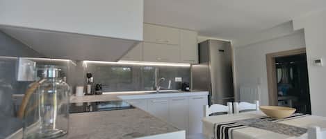 Fridge, oven, stovetop, coffee/tea maker