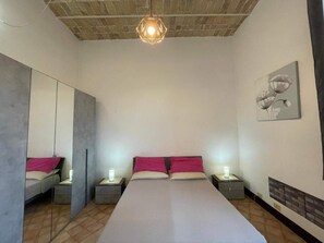 1 slaapkamer, een bureau, een strijkplank/strijkijzer, gratis wifi