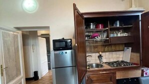Een koelkast, een microgolfoven, een oven, een kookplaat