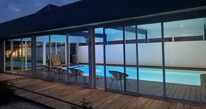 Manoir de 22 couchages et 8 chambres. Piscine et jaccuzzi. Mer à proximité