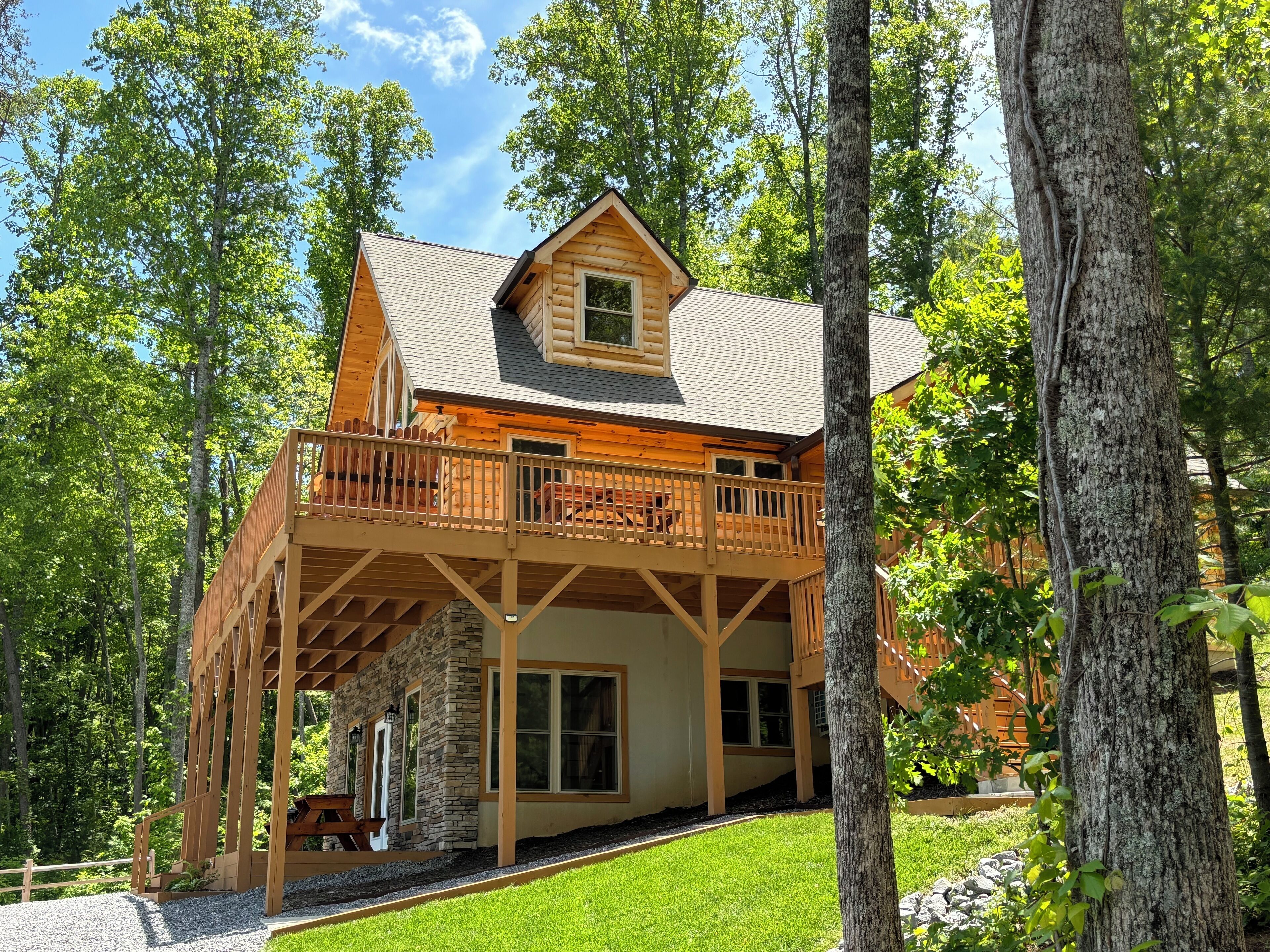 New cabin with king size bedrooms, en suite bathrooms, smart TV, decks & views.