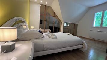 4 bedrooms, iron/ironing board, travel crib, WiFi