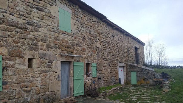 Un edificio de piedra con un sendero adoquinado que conduce a la entrada.